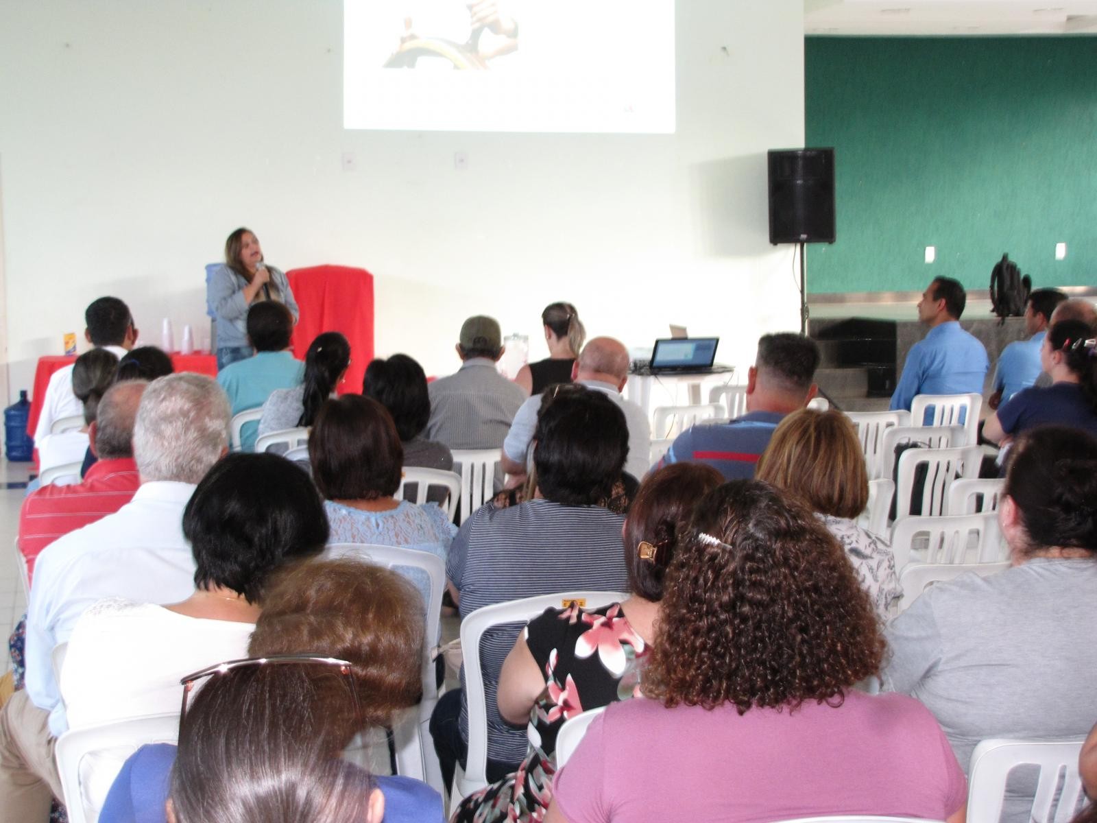 Presidente do Conselho Fiscal do PrevBomJesus, Sra. Ana Lúcia, saúda os participantes.