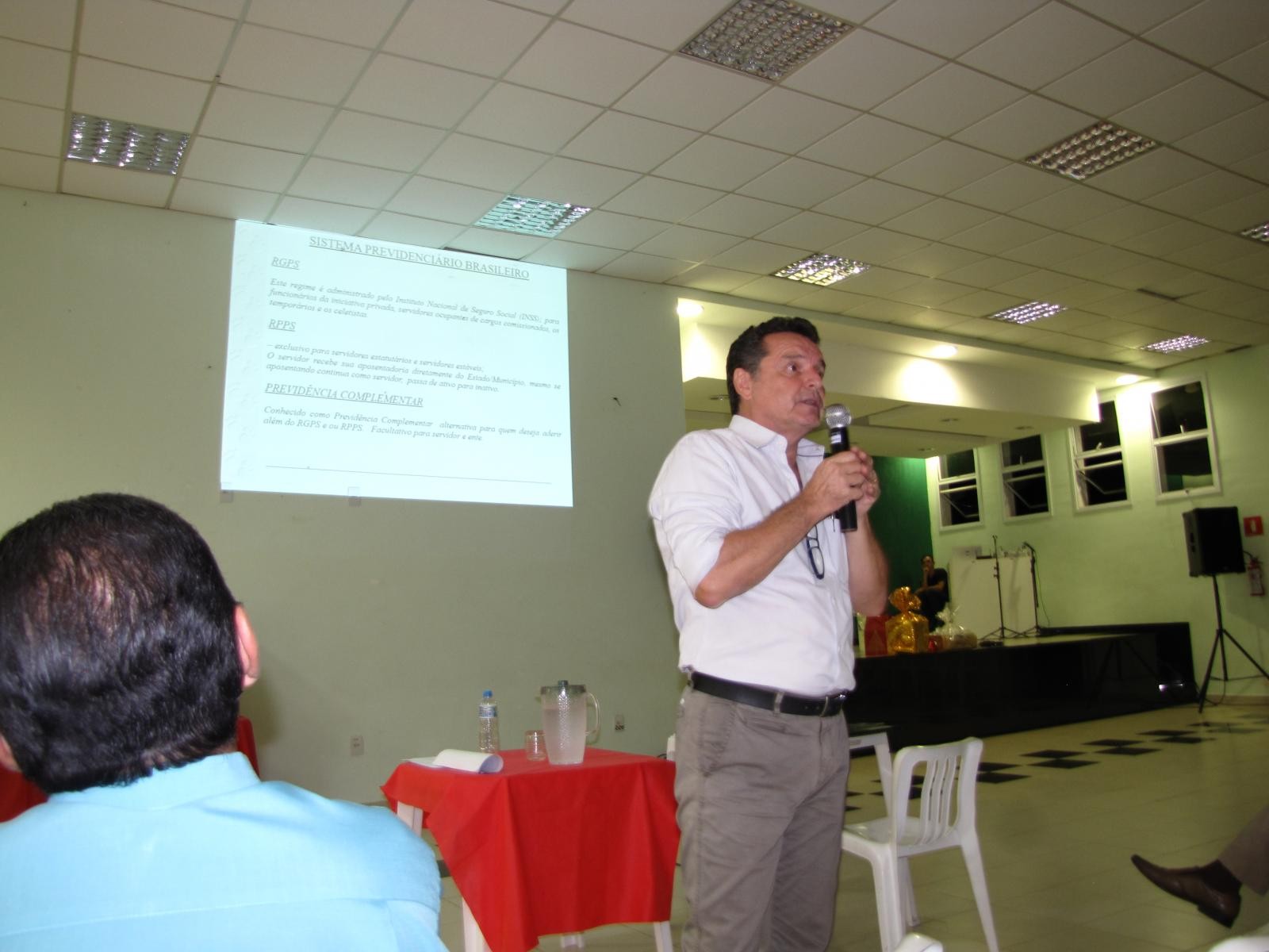 Dr. Murari explica aos presentes sobre o Regime Próprio de Previdência Social do município de Bom Jesus dos Perdões