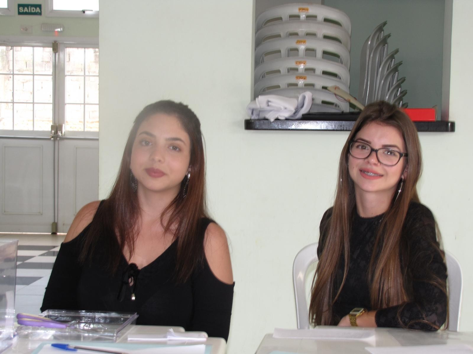 As estagiárias do PrevBomJesus, Luana e Sthefany, auxiliando nos trabalhos e recebendo os servidores com muita simpatia!